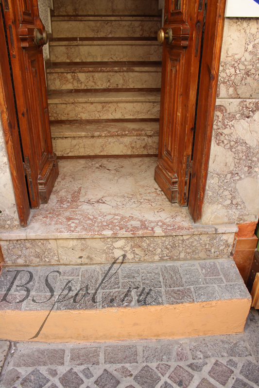 Ступени из мрамора старинного города Хания, Крит